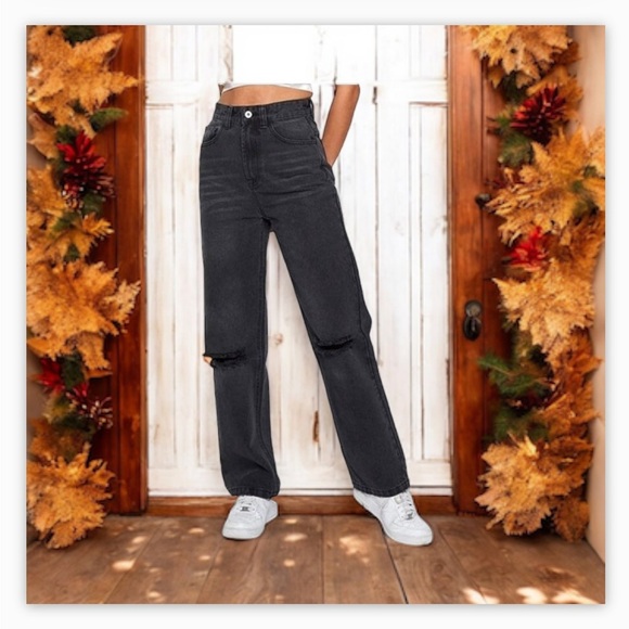 eughty two Denim - Women’s Eighty Two Black Fade Mom Jean -high rise Distress knee- Sz 5 EUC